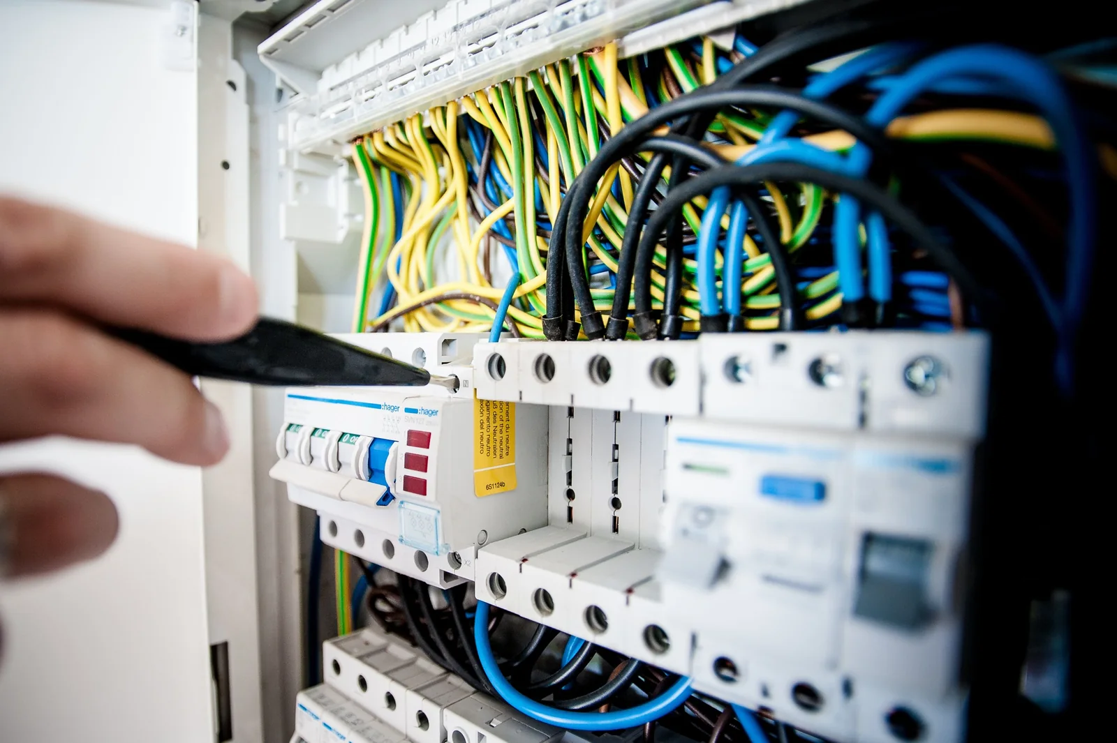Gros plan sur un tableau électrique contrôlé pendant un dépannage