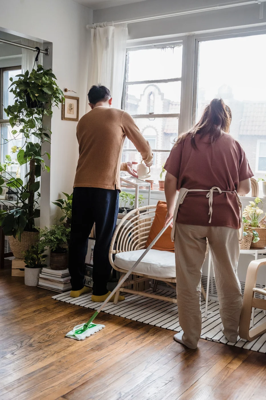 Entretien régulier d’un logement avec nettoyage du sol et rangement
