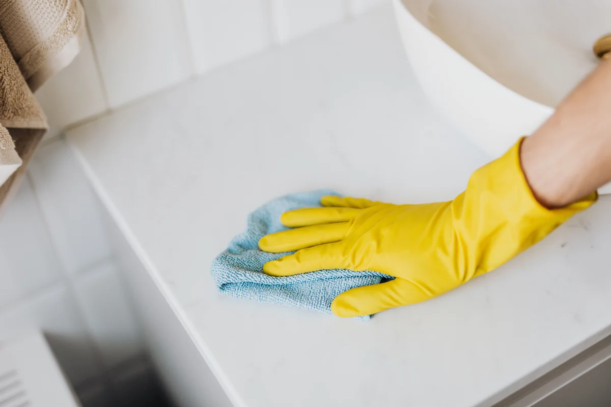 Surface blanche essuyée au chiffon pour vérifier les traces et les angles