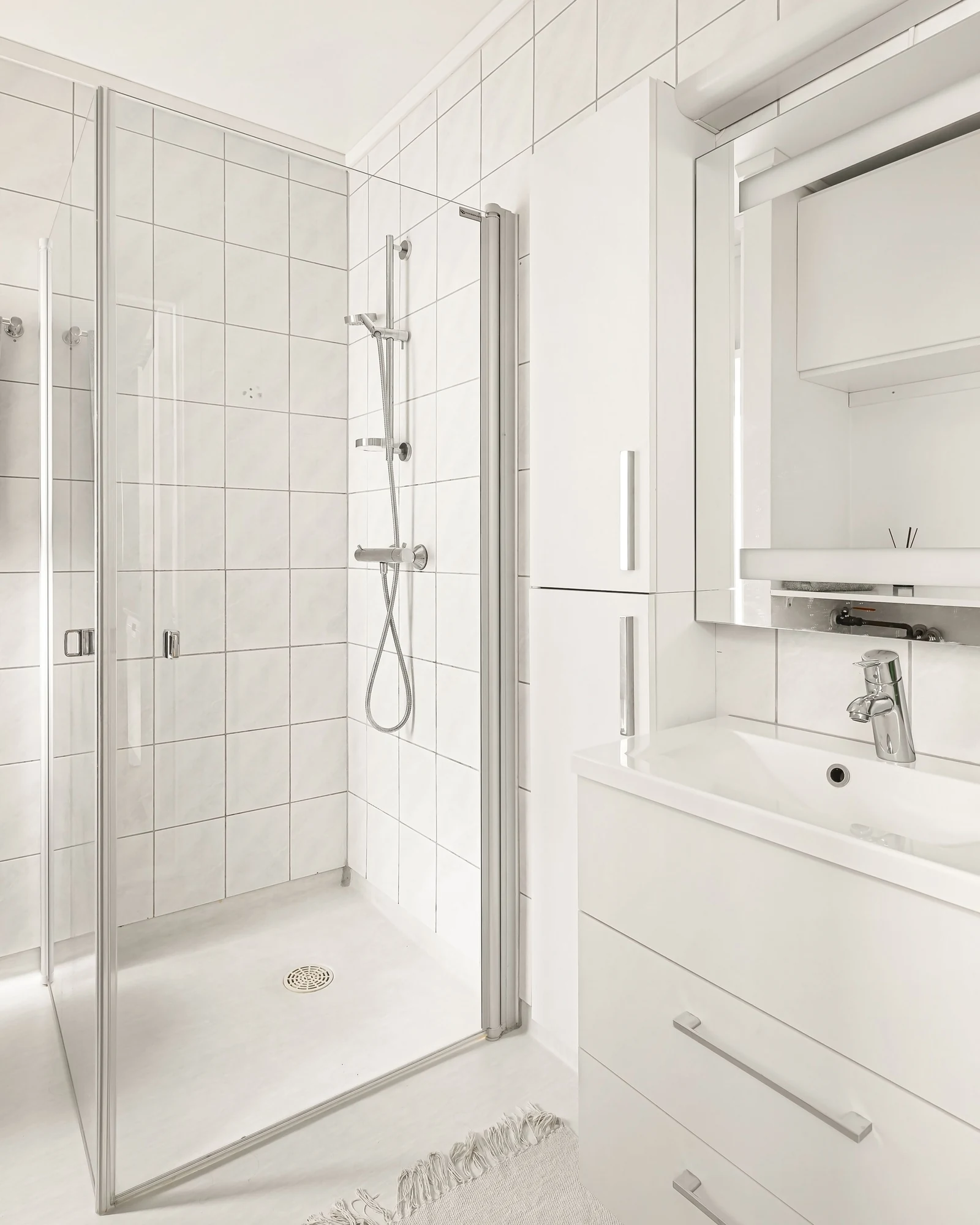 Salle d'eau moderne terminée avec douche et vasque