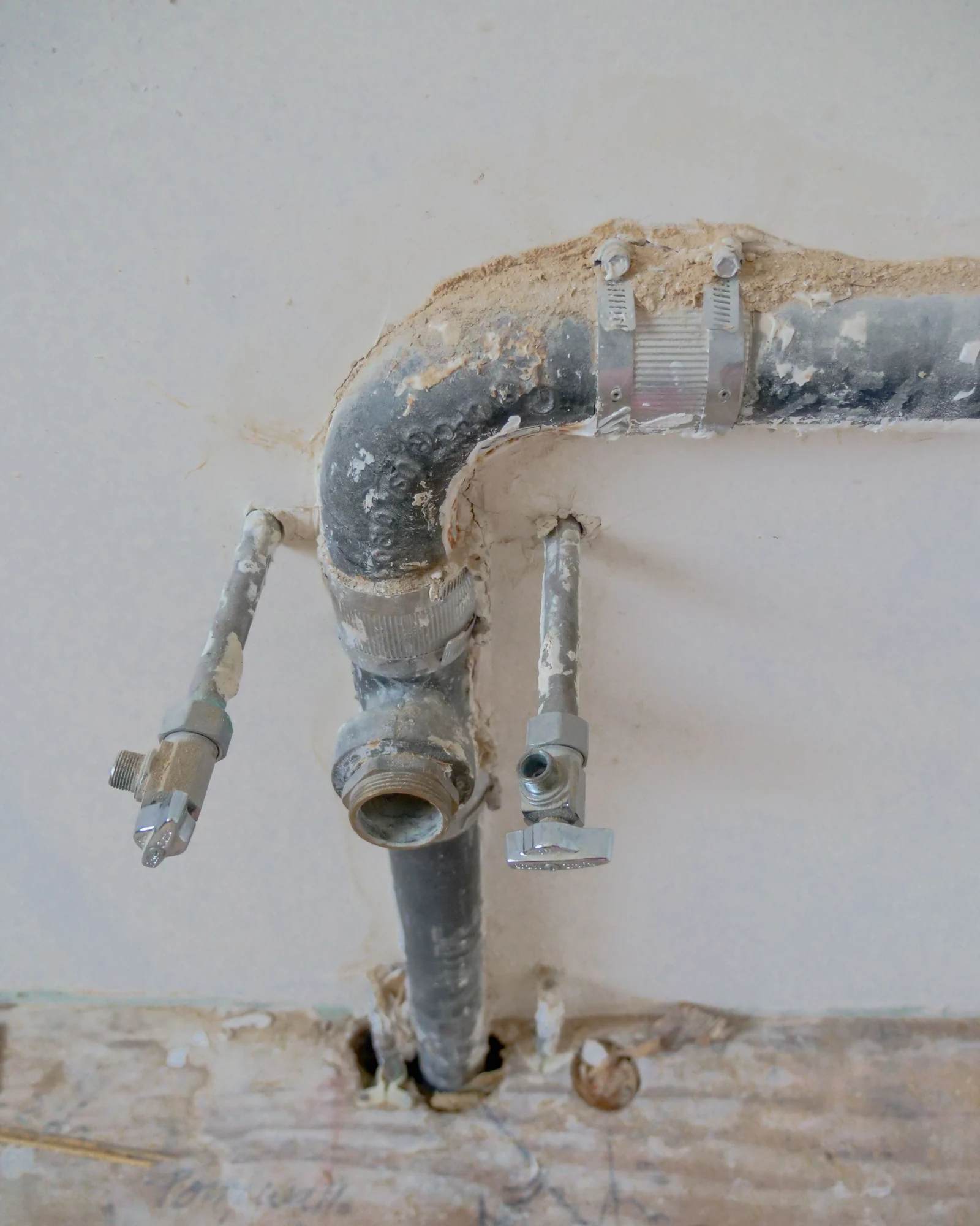 Canalisations et raccords apparents avant les finitions d'une salle d'eau