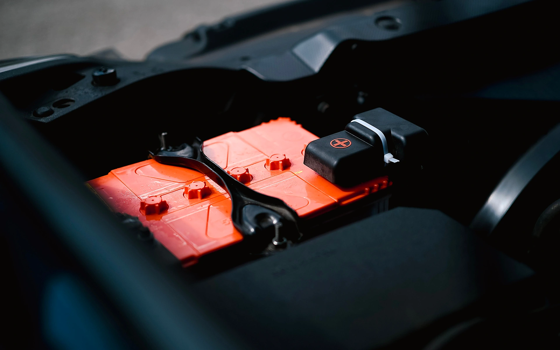 Gros plan sur la batterie sous le capot