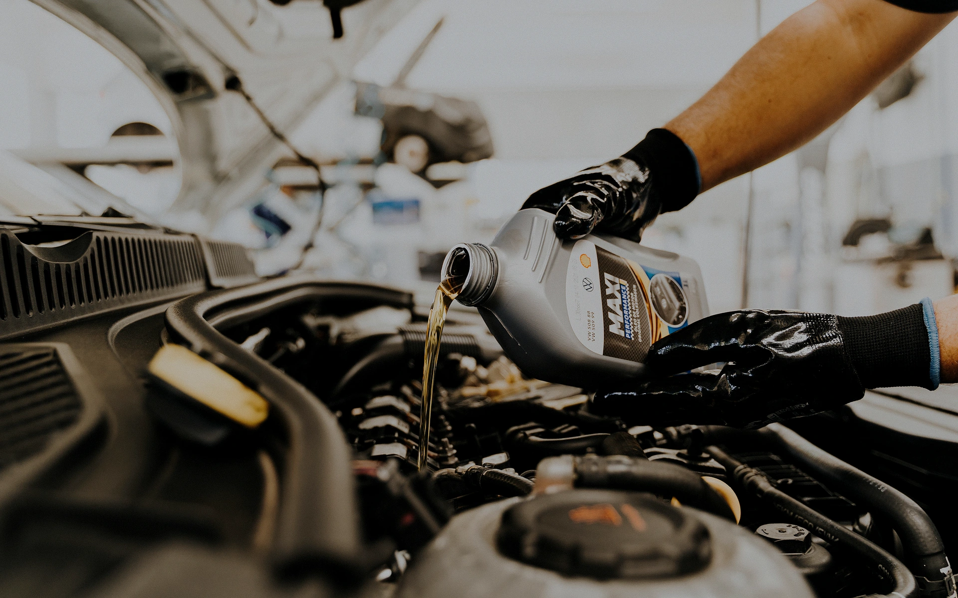 Gros plan sur le moteur sous le capot